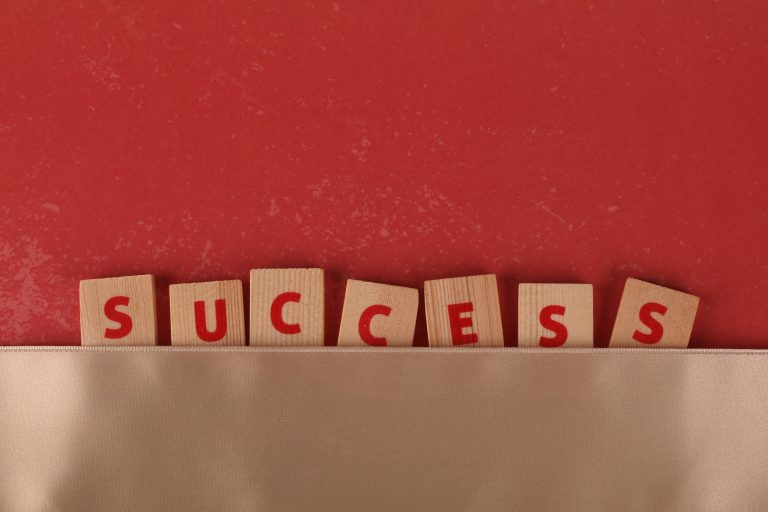 Oceny, sukcesy i presja osiągnięć. Jak wspierać, a nie dociskać?